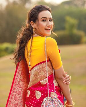 Swastima Khadka Instagram - Wrap it to rock it!! 😉
#bestfriendswedding 
.
Thank you @theinfiniteweddings @choosesunil for capturing these wonderful moments in no time. 

Beautiful jewelry by @ganapatijewellersnp hair by my favorite @hairartist.durga