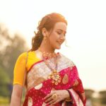 Swastima Khadka Instagram – Wrap it to rock it!! 😉
#bestfriendswedding 
.
Thank you @theinfiniteweddings @choosesunil for capturing these wonderful moments in no time. 

Beautiful jewelry by @ganapatijewellersnp hair by my favorite @hairartist.durga