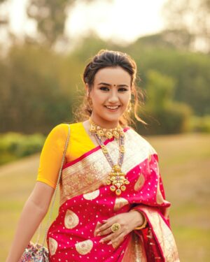 Swastima Khadka Instagram - Wrap it to rock it!! 😉
#bestfriendswedding 
.
Thank you @theinfiniteweddings @choosesunil for capturing these wonderful moments in no time. 

Beautiful jewelry by @ganapatijewellersnp hair by my favorite @hairartist.durga