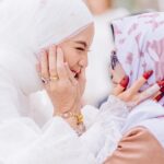 Sweet Qismina Instagram - Nikah day moments part 2 🌸 Just like how we imagined, a venue that has an all white base, full with blossom pink flowers & filled with our beautiful family members on our special day. Tq @boathouse.my @flair.design for fulfilling our dreams 🌸 #TerciptaALSQ