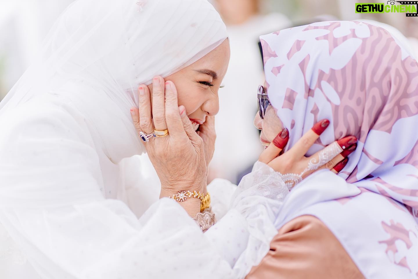 Sweet Qismina - 145.3K Likes - Nikah day moments part 2 ๐ธ
Just like how we imagined, a venue that has an all white base, full with blossom pink flowers & filled with our beautiful family members on our special day.
Tq @boathouse.my @flair.design for fulfilling our dreams ๐ธ
#TerciptaALSQ