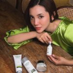 Sweet Qismina Instagram - Raya dah nak dekat, korang dah prep skin untuk that #RayaGlow? 👀 Sweet baru restock my fav products from @mynanowhite to unleash my inner glow and dapatkan kulit yang cerah dan hydrated! 😉❤️ #nanowhitemalaysia #nanowhitemy