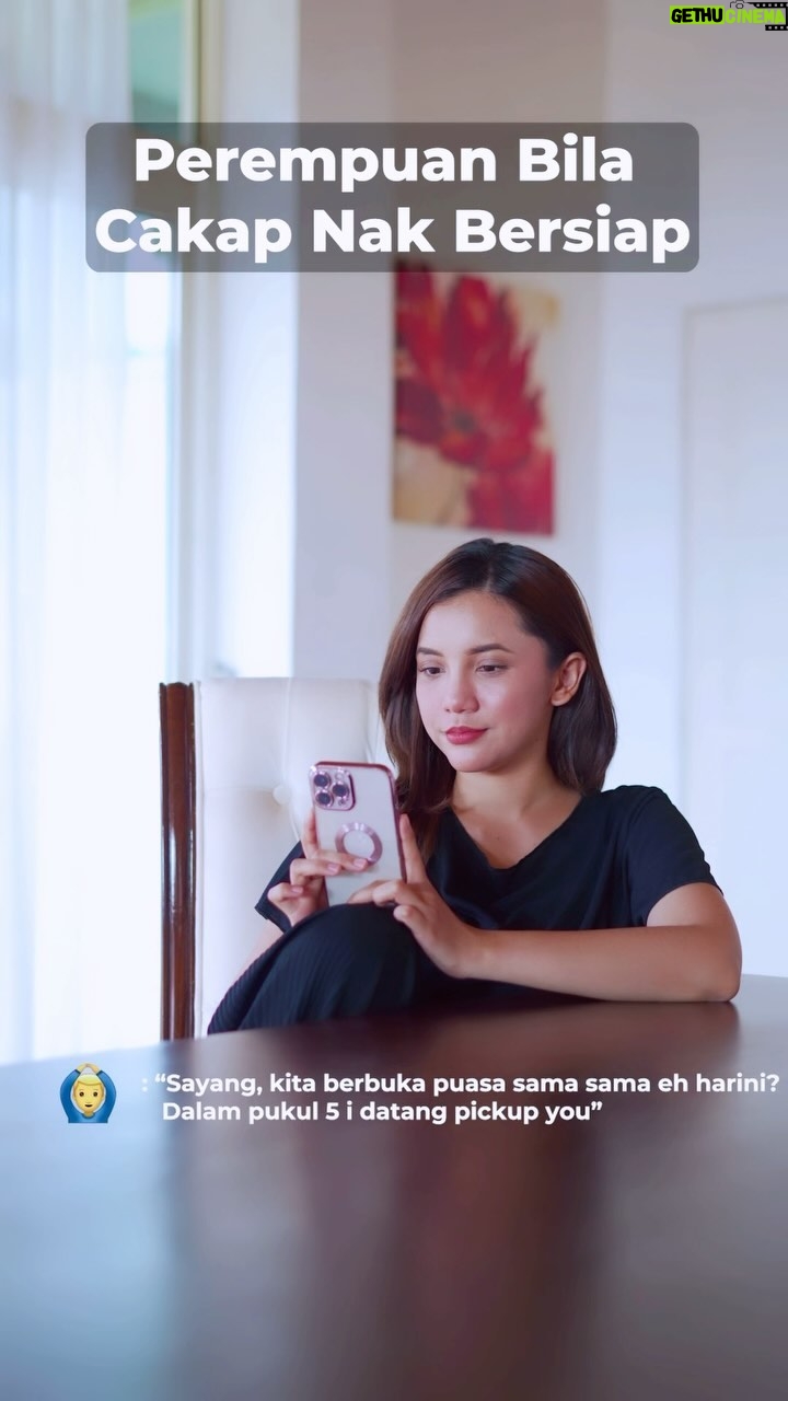 Sweet Qismina Instagram - Hmmm macam tu lah jadi perempuan, sometimes kita betul betul take our time to get ready 🤪 Shout-out to all the men yang sedia menunggu kita sambil kita elevate our glow 😉✨ Jap before korang scroll - korang nak menang hadiah up to RM15,000 tak? Kalau ya, jangan lupa join contest Bersiap Raya Bersama by Nutox and Nanowhite tau 🤩 Senang je steps dia! Don’t miss out 😙 @mynanowhite #nanowhitemalaysia #nanowhitemy