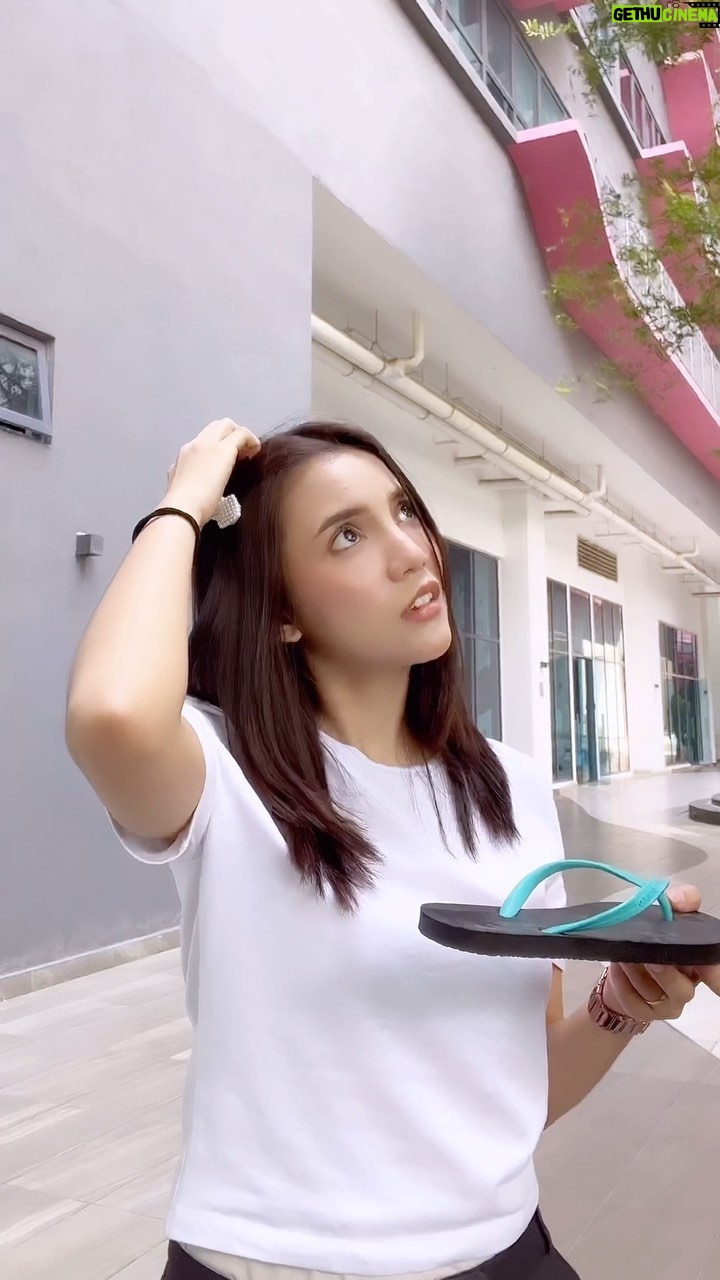Sweet Qismina Instagram - Lepastu ni macam mana ni ? 🥺 Aduh dahlah @breakoat dah habis, boleh pulak time macamni nak melekat atas pokok tu. Mestilah Sweet susah hati sebab @breakoat ni dah macam bestie Sweet tau, bantu sebagai pengganti makanan lagi lagi kalau tengah lapar je manjang. Btw Sweet nak bagitau, korang yang nak try breakoat ni komen je “NAK” 👇🏻❤️ Sebab Sweet nak belanja RM60 diskaunnn !