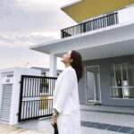 Sweet Qismina Instagram - Bismillahirrahmanirrahim, Macam mana eh nak start? Rasa bersyukur tak terhingga sangat ni 🥹 Bertahun2 cari rumah. Bertahun juga la tunggu nama lepas kat bank. Kenangan yang paling tak boleh sweet lupa rasanya 1 tahun tu mmg kehulur kehilir dengan mama pergi tengok show house ( thank you Mama for everything 🤍 ) Baik rumah baru atau rumah lama semua pergi tengok. Sampai rasanya banyak dah deposit kita keluarkan for booking. Tapi tu la, Allah kata bukan rezeki kan. Kita redha. Rumah ni pun, patutnya last year dapat kunci tapi Alhamdulillah, Allah dah tulis tahun 2024 tahun awak akan dapat kunci. Alhamdulillah sangat. Yang penting, Allah bagi rezeki untuk kami berdua betul2 waktu dah nak tunang. Rasanya niat tu penting kan? Still ingat bila we had a talk and I said “Sayang, sebelum kahwin jom kita make sure masing2 dapat beli asset dulu. Untuk keluarga. Let’s make this work together”. And see, WE DID IT SAYANG! AND WE DID IT TOO MAMA 🥹 Terima Kasih ya Allah atas pinjaman dunia ini 🕊️