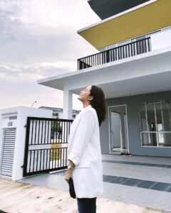 Sweet Qismina Instagram - Bismillahirrahmanirrahim, Macam mana eh nak start? Rasa bersyukur tak terhingga sangat ni 🥹 Bertahun2 cari rumah. Bertahun juga la tunggu nama lepas kat bank. Kenangan yang paling tak boleh sweet lupa rasanya 1 tahun tu mmg kehulur kehilir dengan mama pergi tengok show house ( thank you Mama for everything 🤍 ) Baik rumah baru atau rumah lama semua pergi tengok. Sampai rasanya banyak dah deposit kita keluarkan for booking. Tapi tu la, Allah kata bukan rezeki kan. Kita redha. Rumah ni pun, patutnya last year dapat kunci tapi Alhamdulillah, Allah dah tulis tahun 2024 tahun awak akan dapat kunci. Alhamdulillah sangat. Yang penting, Allah bagi rezeki untuk kami berdua betul2 waktu dah nak tunang. Rasanya niat tu penting kan? Still ingat bila we had a talk and I said “Sayang, sebelum kahwin jom kita make sure masing2 dapat beli asset dulu. Untuk keluarga. Let’s make this work together”. And see, WE DID IT SAYANG! AND WE DID IT TOO MAMA 🥹 Terima Kasih ya Allah atas pinjaman dunia ini 🕊️