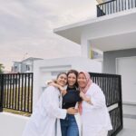 Sweet Qismina Instagram - Bismillahirrahmanirrahim, Macam mana eh nak start? Rasa bersyukur tak terhingga sangat ni 🥹 Bertahun2 cari rumah. Bertahun juga la tunggu nama lepas kat bank. Kenangan yang paling tak boleh sweet lupa rasanya 1 tahun tu mmg kehulur kehilir dengan mama pergi tengok show house ( thank you Mama for everything 🤍 ) Baik rumah baru atau rumah lama semua pergi tengok. Sampai rasanya banyak dah deposit kita keluarkan for booking. Tapi tu la, Allah kata bukan rezeki kan. Kita redha. Rumah ni pun, patutnya last year dapat kunci tapi Alhamdulillah, Allah dah tulis tahun 2024 tahun awak akan dapat kunci. Alhamdulillah sangat. Yang penting, Allah bagi rezeki untuk kami berdua betul2 waktu dah nak tunang. Rasanya niat tu penting kan? Still ingat bila we had a talk and I said “Sayang, sebelum kahwin jom kita make sure masing2 dapat beli asset dulu. Untuk keluarga. Let’s make this work together”. And see, WE DID IT SAYANG! AND WE DID IT TOO MAMA 🥹 Terima Kasih ya Allah atas pinjaman dunia ini 🕊️