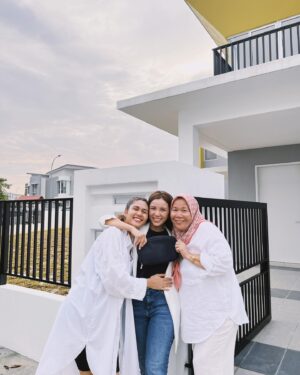 Sweet Qismina Instagram - Bismillahirrahmanirrahim,
Macam mana eh nak start? Rasa bersyukur tak terhingga sangat ni 🥹 Bertahun2 cari rumah. Bertahun juga la tunggu nama lepas kat bank. Kenangan yang paling tak boleh sweet lupa rasanya 1 tahun tu mmg kehulur kehilir dengan mama pergi tengok show house ( thank you Mama for everything 🤍 ) Baik rumah baru atau rumah lama semua pergi tengok. Sampai rasanya banyak dah deposit kita keluarkan for booking. Tapi tu la, Allah kata bukan rezeki kan.  Kita redha. Rumah ni pun, patutnya last year dapat kunci tapi Alhamdulillah, Allah dah tulis tahun 2024 tahun awak akan dapat kunci. Alhamdulillah sangat.

Yang penting, Allah bagi rezeki untuk kami berdua betul2 waktu dah nak tunang. Rasanya niat tu penting kan? Still ingat bila we had a talk and I said “Sayang, sebelum kahwin jom kita make sure masing2 dapat beli asset dulu. Untuk keluarga. Let’s make this work together”. 
And see, WE DID IT SAYANG! 
AND WE DID IT TOO MAMA 🥹 
Terima Kasih ya Allah atas pinjaman dunia ini 🕊️