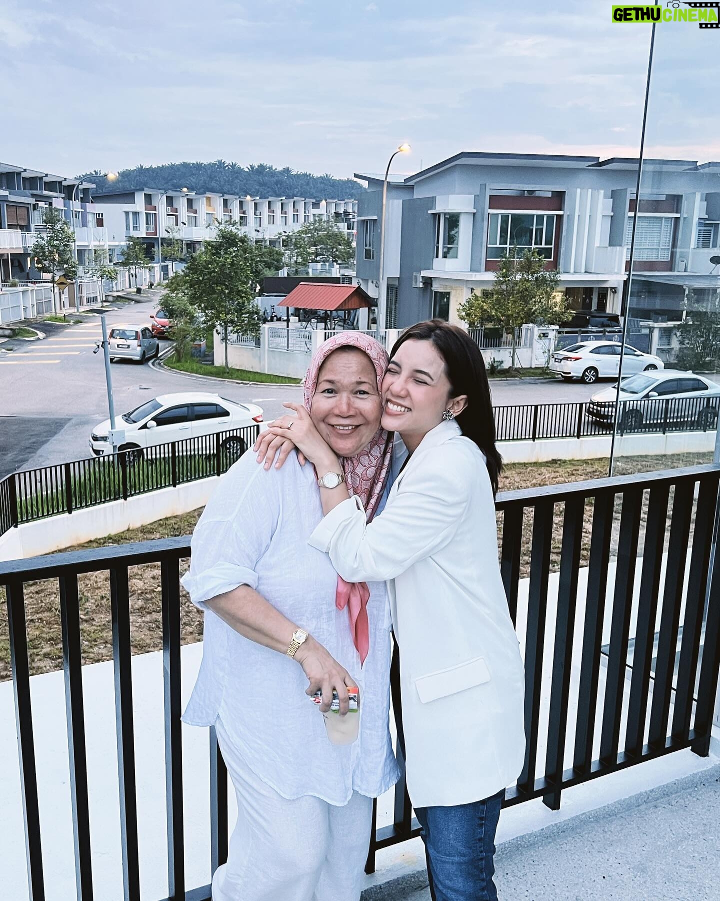 Sweet Qismina - 67.4K Likes - Bismillahirrahmanirrahim,
Macam mana eh nak start? Rasa bersyukur tak terhingga sangat ni ๐ฅน Bertahun2 cari rumah. Bertahun juga la tunggu nama lepas kat bank. Kenangan yang paling tak boleh sweet lupa rasanya 1 tahun tu mmg kehulur kehilir dengan mama pergi tengok show house ( thank you Mama for everything ๐ค ) Baik rumah baru atau rumah lama semua pergi tengok. Sampai rasanya banyak dah deposit kita keluarkan for booking. Tapi tu la, Allah kata bukan rezeki kan. Kita redha. Rumah ni pun, patutnya last year dapat kunci tapi Alhamdulillah, Allah dah tulis tahun 2024 tahun awak akan dapat kunci. Alhamdulillah sangat.
Yang penting, Allah bagi rezeki untuk kami berdua betul2 waktu dah nak tunang. Rasanya niat tu penting kan? Still ingat bila we had a talk and I said โSayang, sebelum kahwin jom kita make sure masing2 dapat beli asset dulu. Untuk keluarga. Letโs make this work togetherโ.
And see, WE DID IT SAYANG!
AND WE DID IT TOO MAMA ๐ฅน
Terima Kasih ya Allah atas pinjaman dunia ini ๐๏ธ