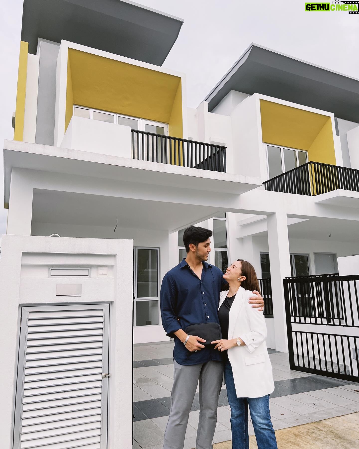 Sweet Qismina - 67.4K Likes - Bismillahirrahmanirrahim,
Macam mana eh nak start? Rasa bersyukur tak terhingga sangat ni ๐ฅน Bertahun2 cari rumah. Bertahun juga la tunggu nama lepas kat bank. Kenangan yang paling tak boleh sweet lupa rasanya 1 tahun tu mmg kehulur kehilir dengan mama pergi tengok show house ( thank you Mama for everything ๐ค ) Baik rumah baru atau rumah lama semua pergi tengok. Sampai rasanya banyak dah deposit kita keluarkan for booking. Tapi tu la, Allah kata bukan rezeki kan. Kita redha. Rumah ni pun, patutnya last year dapat kunci tapi Alhamdulillah, Allah dah tulis tahun 2024 tahun awak akan dapat kunci. Alhamdulillah sangat.
Yang penting, Allah bagi rezeki untuk kami berdua betul2 waktu dah nak tunang. Rasanya niat tu penting kan? Still ingat bila we had a talk and I said โSayang, sebelum kahwin jom kita make sure masing2 dapat beli asset dulu. Untuk keluarga. Letโs make this work togetherโ.
And see, WE DID IT SAYANG!
AND WE DID IT TOO MAMA ๐ฅน
Terima Kasih ya Allah atas pinjaman dunia ini ๐๏ธ