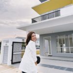 Sweet Qismina Instagram - Bismillahirrahmanirrahim, Macam mana eh nak start? Rasa bersyukur tak terhingga sangat ni 🥹 Bertahun2 cari rumah. Bertahun juga la tunggu nama lepas kat bank. Kenangan yang paling tak boleh sweet lupa rasanya 1 tahun tu mmg kehulur kehilir dengan mama pergi tengok show house ( thank you Mama for everything 🤍 ) Baik rumah baru atau rumah lama semua pergi tengok. Sampai rasanya banyak dah deposit kita keluarkan for booking. Tapi tu la, Allah kata bukan rezeki kan. Kita redha. Rumah ni pun, patutnya last year dapat kunci tapi Alhamdulillah, Allah dah tulis tahun 2024 tahun awak akan dapat kunci. Alhamdulillah sangat. Yang penting, Allah bagi rezeki untuk kami berdua betul2 waktu dah nak tunang. Rasanya niat tu penting kan? Still ingat bila we had a talk and I said “Sayang, sebelum kahwin jom kita make sure masing2 dapat beli asset dulu. Untuk keluarga. Let’s make this work together”. And see, WE DID IT SAYANG! AND WE DID IT TOO MAMA 🥹 Terima Kasih ya Allah atas pinjaman dunia ini 🕊️