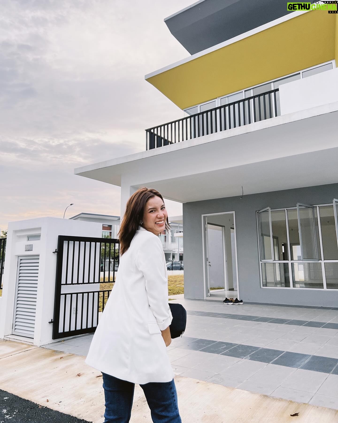 Sweet Qismina - 67.4K Likes - Bismillahirrahmanirrahim,
Macam mana eh nak start? Rasa bersyukur tak terhingga sangat ni ๐ฅน Bertahun2 cari rumah. Bertahun juga la tunggu nama lepas kat bank. Kenangan yang paling tak boleh sweet lupa rasanya 1 tahun tu mmg kehulur kehilir dengan mama pergi tengok show house ( thank you Mama for everything ๐ค ) Baik rumah baru atau rumah lama semua pergi tengok. Sampai rasanya banyak dah deposit kita keluarkan for booking. Tapi tu la, Allah kata bukan rezeki kan. Kita redha. Rumah ni pun, patutnya last year dapat kunci tapi Alhamdulillah, Allah dah tulis tahun 2024 tahun awak akan dapat kunci. Alhamdulillah sangat.
Yang penting, Allah bagi rezeki untuk kami berdua betul2 waktu dah nak tunang. Rasanya niat tu penting kan? Still ingat bila we had a talk and I said โSayang, sebelum kahwin jom kita make sure masing2 dapat beli asset dulu. Untuk keluarga. Letโs make this work togetherโ.
And see, WE DID IT SAYANG!
AND WE DID IT TOO MAMA ๐ฅน
Terima Kasih ya Allah atas pinjaman dunia ini ๐๏ธ