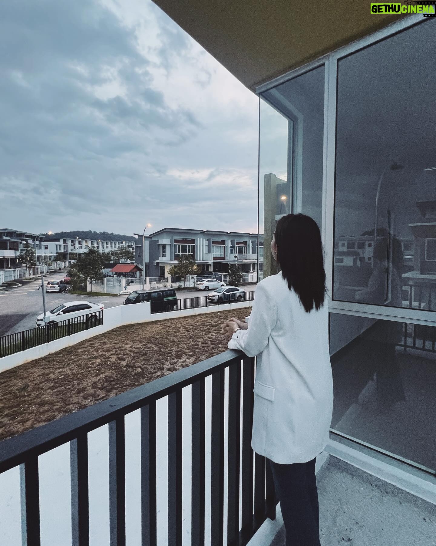 Sweet Qismina - 67.4K Likes - Bismillahirrahmanirrahim,
Macam mana eh nak start? Rasa bersyukur tak terhingga sangat ni ๐ฅน Bertahun2 cari rumah. Bertahun juga la tunggu nama lepas kat bank. Kenangan yang paling tak boleh sweet lupa rasanya 1 tahun tu mmg kehulur kehilir dengan mama pergi tengok show house ( thank you Mama for everything ๐ค ) Baik rumah baru atau rumah lama semua pergi tengok. Sampai rasanya banyak dah deposit kita keluarkan for booking. Tapi tu la, Allah kata bukan rezeki kan. Kita redha. Rumah ni pun, patutnya last year dapat kunci tapi Alhamdulillah, Allah dah tulis tahun 2024 tahun awak akan dapat kunci. Alhamdulillah sangat.
Yang penting, Allah bagi rezeki untuk kami berdua betul2 waktu dah nak tunang. Rasanya niat tu penting kan? Still ingat bila we had a talk and I said โSayang, sebelum kahwin jom kita make sure masing2 dapat beli asset dulu. Untuk keluarga. Letโs make this work togetherโ.
And see, WE DID IT SAYANG!
AND WE DID IT TOO MAMA ๐ฅน
Terima Kasih ya Allah atas pinjaman dunia ini ๐๏ธ