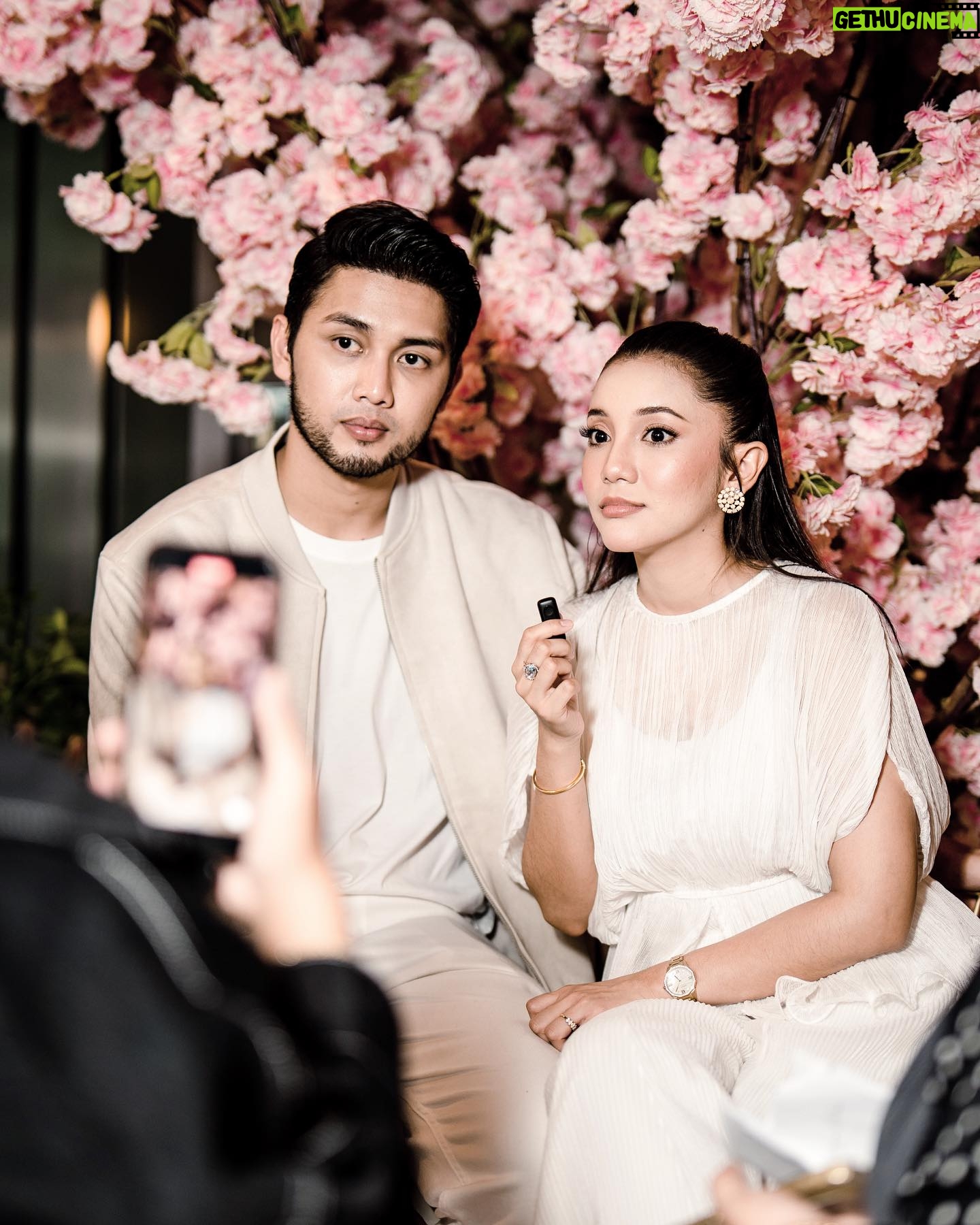 Sweet Qismina Instagram - Media Launching #CikMisi123 ๐ธ Honoured to be part of this team. Thank you media yang hadir. Thank you @arizgroup & @bambam_studios for choosing us as hero and heroin. A very lightweight romantic comedy. We had fun ๐ซถ๐ป Isnin - Jumaat, 6 petang di Astro Ria. ๐ธ : @myrulee