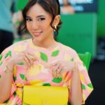 Sweet Qismina Instagram – A bold and vibrant afternoon with @katespadeny’s new The Dakota Collection 🩷💚💛 Korang kena checkout this new collection dekat #KateSpadeGreen Pop-Up, happening now until 27 August at Pavilion KL. 

@katespade_malaysia #KateSpadeNewYork #KateSapdeNYDakota