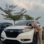 Sweet Qismina Instagram – Dear Putih, 
It’s funny to say this but kenapa nak hantar awak pergi makeover kat @riza.r124autoart rasa sebak ye? 

Probably because I love you too much. Tiba tiba Allah gerakkan hati masuk kedai kereta, Allah bukakan pintu rezeki, terus dapat jadikan you as our family car. Banyak sangat mudahkan urusan. And I was only 19. Now, without a single touch on you sbb “sayang” nak ubah, I’ve finally decided to make a full makeover because I know you need one 🥹 

Jaga my girl elok elok tau kak fatin & abang riza @riza.r124autoart ! 

#emotionalhitsme #nomorewhite