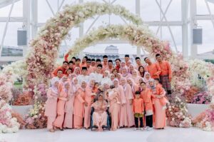 Sweet Qismina Instagram - Nikah day moments part 2 🌸
Just like how we imagined, a venue that has an all white base, full with blossom pink flowers & filled with our beautiful family members on our special day.
Tq @boathouse.my @flair.design for fulfilling our dreams 🌸
#TerciptaALSQ