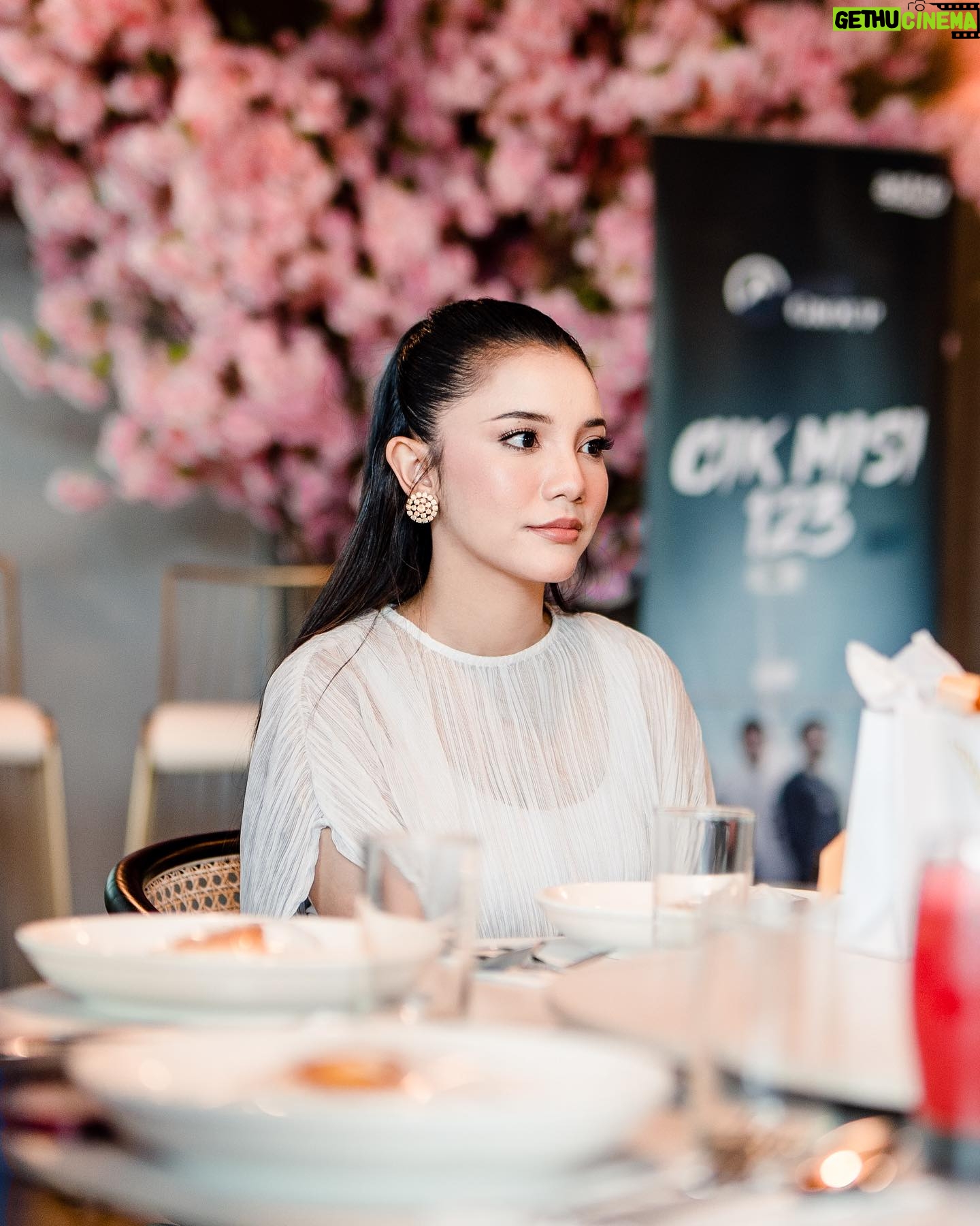 Sweet Qismina Instagram - Media Launching #CikMisi123 ๐ธ Honoured to be part of this team. Thank you media yang hadir. Thank you @arizgroup & @bambam_studios for choosing us as hero and heroin. A very lightweight romantic comedy. We had fun ๐ซถ๐ป Isnin - Jumaat, 6 petang di Astro Ria. ๐ธ : @myrulee