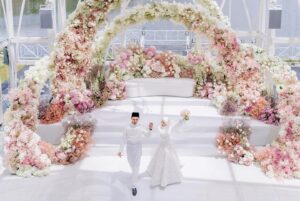 Sweet Qismina Instagram - Nikah day moments part 2 🌸
Just like how we imagined, a venue that has an all white base, full with blossom pink flowers & filled with our beautiful family members on our special day.
Tq @boathouse.my @flair.design for fulfilling our dreams 🌸
#TerciptaALSQ