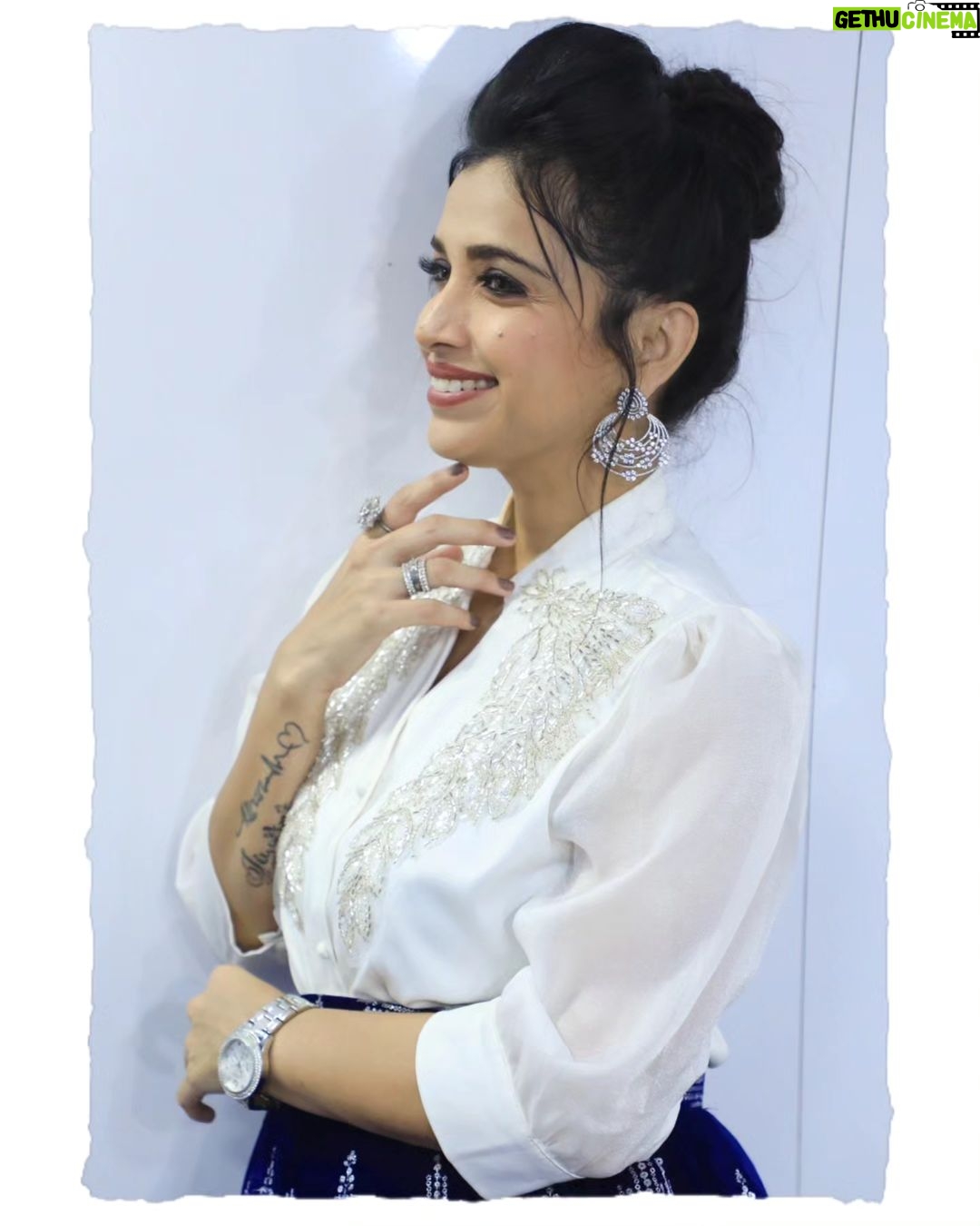 Swetha Changappa Instagram - Well this is how I got ready for my chota champion show finale ❤️🧿 simple yet sooo classy ❤️just loved my look for this grand event.❤️ Make up:- my ever favourite @keerthiram28 Jewellery:- @velvetboxby thank you for your beautiful jewelry for most of my outfits ❤️ Outfit:- @dharaatelier Hairstyle:- @makeoverwithshashi_nag Assistant:- @vinoda__890 Photography:- @b_h_a_r_a_t_h_photography