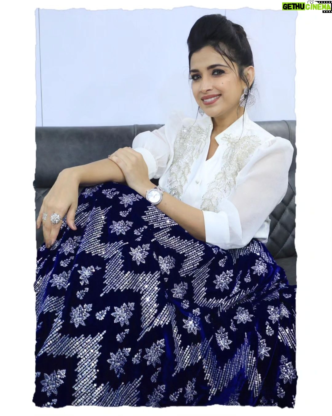 Swetha Changappa Instagram - Well this is how I got ready for my chota champion show finale ❤️🧿 simple yet sooo classy ❤️just loved my look for this grand event.❤️ Make up:- my ever favourite @keerthiram28 Jewellery:- @velvetboxby thank you for your beautiful jewelry for most of my outfits ❤️ Outfit:- @dharaatelier Hairstyle:- @makeoverwithshashi_nag Assistant:- @vinoda__890 Photography:- @b_h_a_r_a_t_h_photography