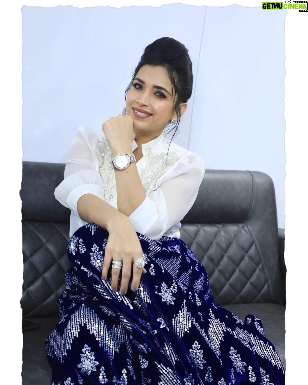 Swetha Changappa Instagram - Well this is how I got ready for my chota champion show finale ❤️🧿 simple yet sooo classy ❤️just loved my look for this grand event.❤️ Make up:- my ever favourite @keerthiram28 Jewellery:- @velvetboxby thank you for your beautiful jewelry for most of my outfits ❤️ Outfit:- @dharaatelier Hairstyle:- @makeoverwithshashi_nag Assistant:- @vinoda__890 Photography:- @b_h_a_r_a_t_h_photography