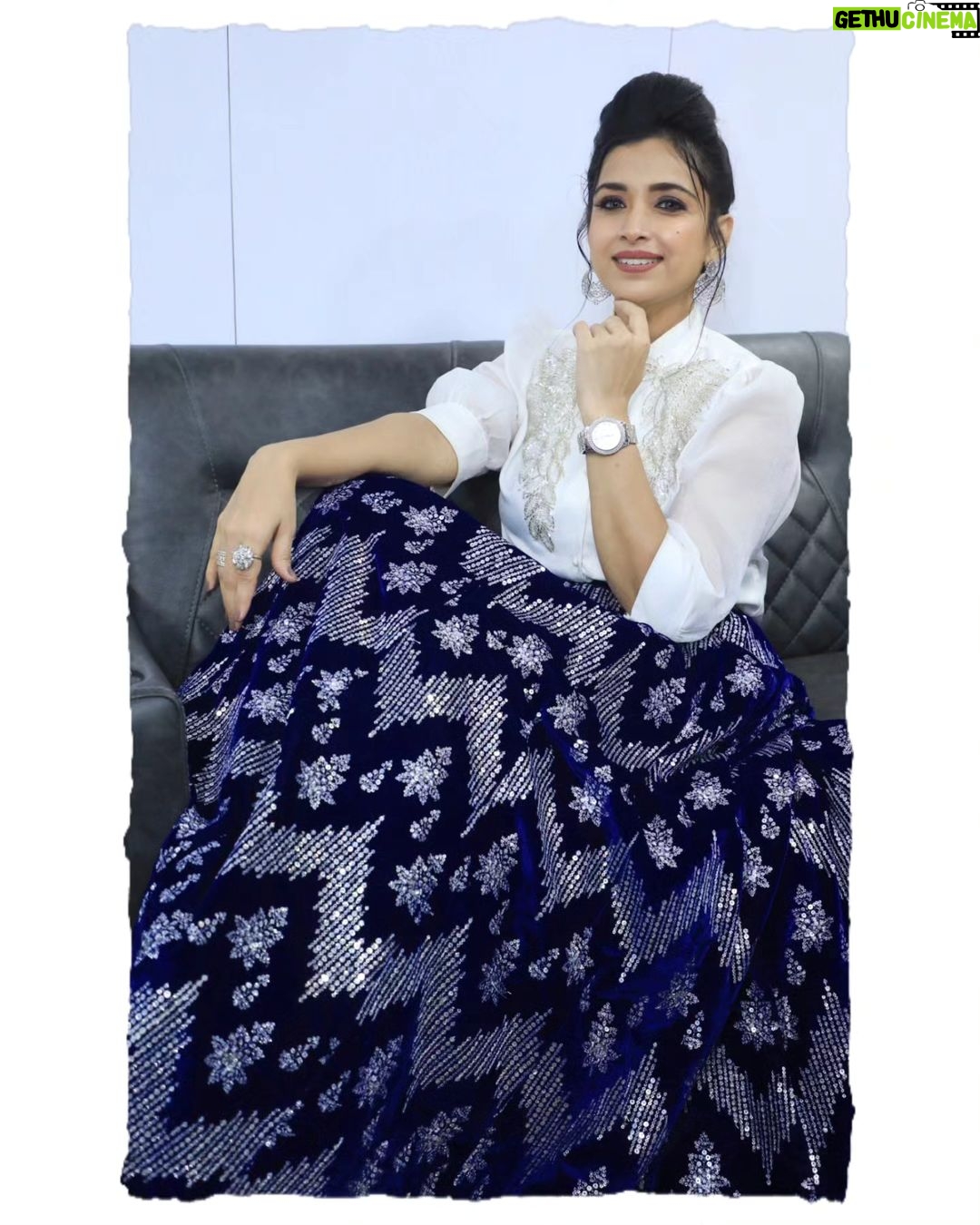 Swetha Changappa Instagram - Well this is how I got ready for my chota champion show finale ❤️🧿 simple yet sooo classy ❤️just loved my look for this grand event.❤️ Make up:- my ever favourite @keerthiram28 Jewellery:- @velvetboxby thank you for your beautiful jewelry for most of my outfits ❤️ Outfit:- @dharaatelier Hairstyle:- @makeoverwithshashi_nag Assistant:- @vinoda__890 Photography:- @b_h_a_r_a_t_h_photography
