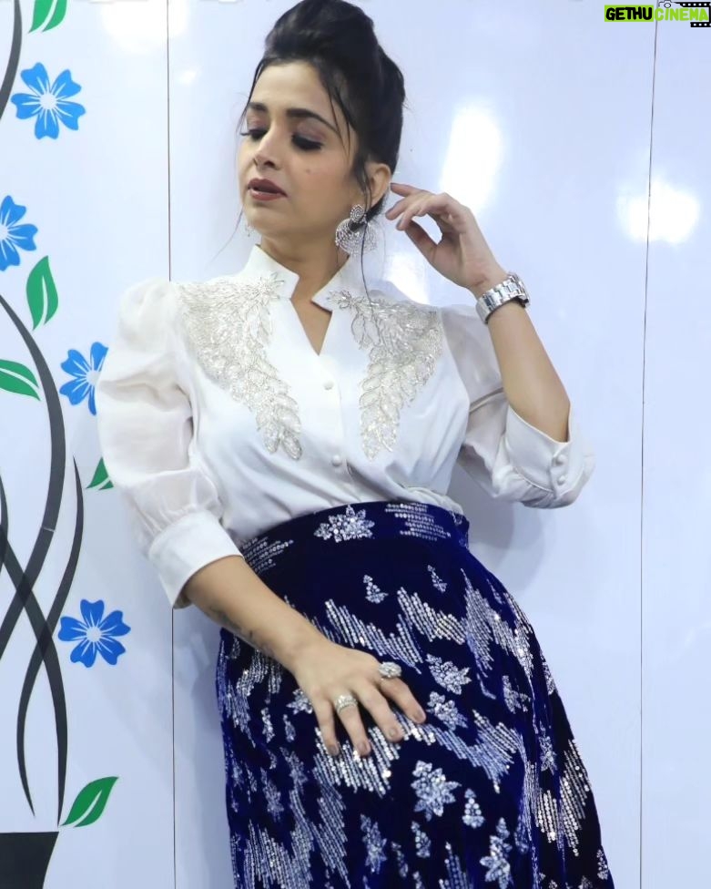 Swetha Changappa Instagram - Well this is how I got ready for my chota champion show finale ❤️🧿 simple yet sooo classy ❤️just loved my look for this grand event.❤️ Make up:- my ever favourite @keerthiram28 Jewellery:- @velvetboxby thank you for your beautiful jewelry for most of my outfits ❤️ Outfit:- @dharaatelier Hairstyle:- @makeoverwithshashi_nag Assistant:- @vinoda__890 Photography:- @b_h_a_r_a_t_h_photography