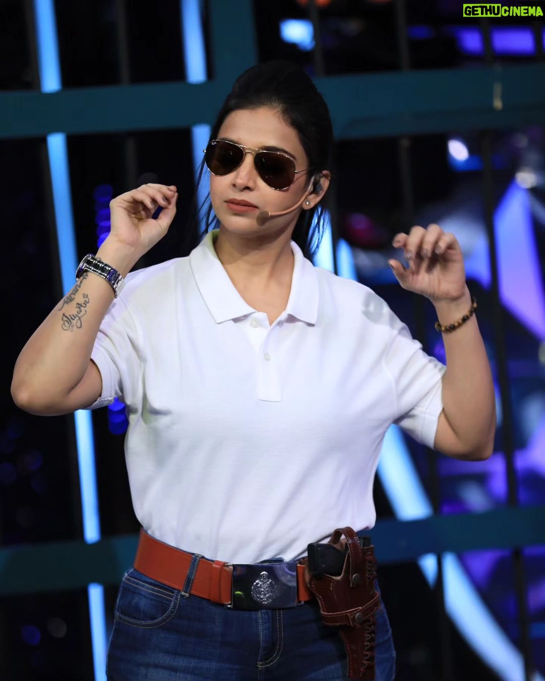 Swetha Changappa Instagram - I was a cop at my chota champion show 🙈🙈 It's fun to act different characters on stage❤️ Make up:- @keerthiram28 Hairstyle:- @rashmitha_glamourholic Assistant:- @vinoda__890 Photography:- @b_h_a_r_a_t_h_photography