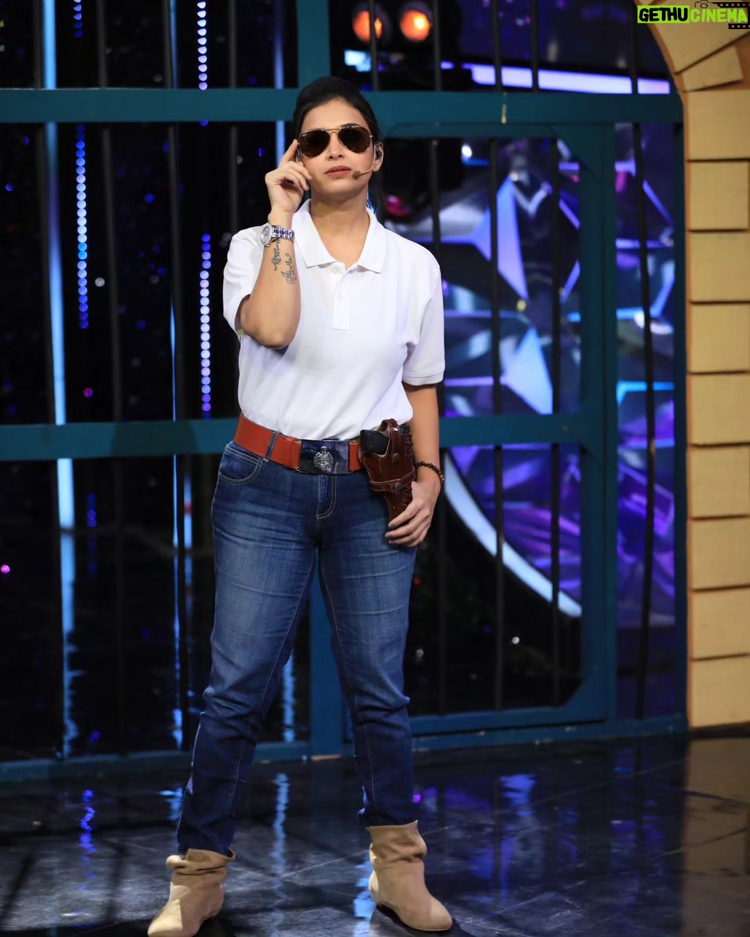 Swetha Changappa Instagram - I was a cop at my chota champion show 🙈🙈 It's fun to act different characters on stage❤️ Make up:- @keerthiram28 Hairstyle:- @rashmitha_glamourholic Assistant:- @vinoda__890 Photography:- @b_h_a_r_a_t_h_photography