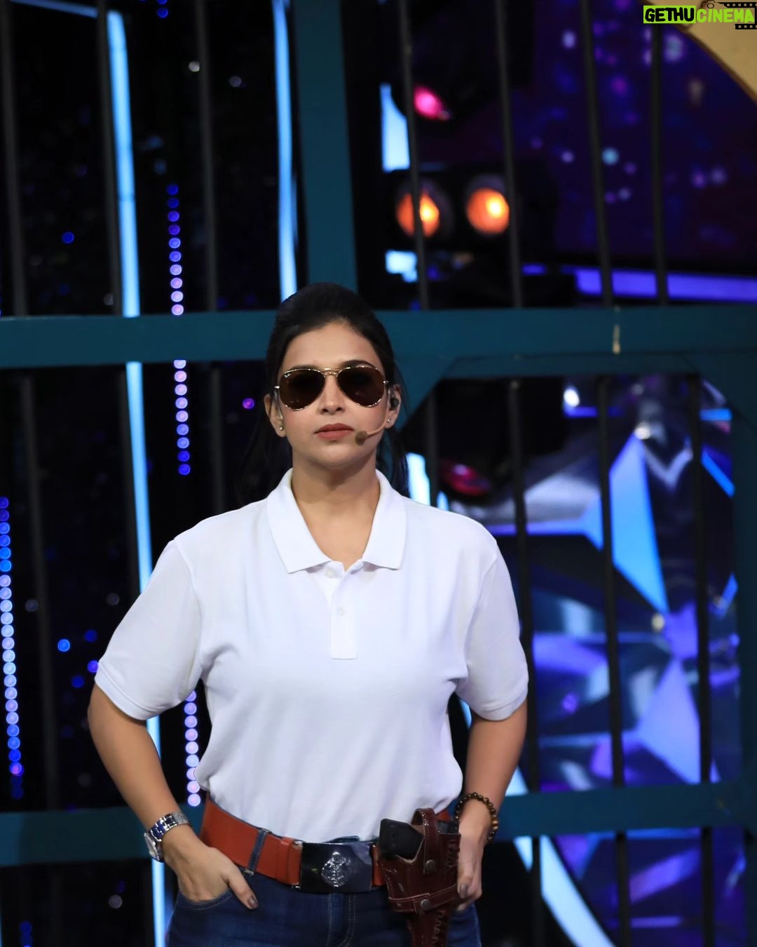 Swetha Changappa Instagram - I was a cop at my chota champion show 🙈🙈 It's fun to act different characters on stage❤️ Make up:- @keerthiram28 Hairstyle:- @rashmitha_glamourholic Assistant:- @vinoda__890 Photography:- @b_h_a_r_a_t_h_photography