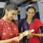 Swetha Changappa Instagram - ಅಭಿಮಾನಕ್ಕೆ ಪುಸ್ತಕ❤️ ಯಾವ್ದೋ ಜನುಮದ ಪುಣ್ಯ ಅನ್ಸುತ್ತೆ❤️🙏🏻 ಅಭಿಮಾನಕ್ಕೆ ,ಪ್ರೀತಿಗೆ ಎಲ್ಲರೂ ಗ್ರೀಟಿಂಗ್ಸ್ ಕಳಿಸ್ತಾರೆ,ಲೆಟರ್ಸ್ ಬರಿತಾರೆ, ವಾಟ್ಸಪ್ ಮೆಸೇಜ್ ಕಳಿಸ್ತಾರೆ , ಫೋನ್ ಮಾಡಿ ಹೇಳ್ತಾರೆ ಆದರೆ ಅಭಿಮಾನಕೋಸ್ಕರ ಪುಸ್ತಕ ಬರೆದಿರೋದು ಅದು ನನ್ನ ಬಗ್ಗೆ🙏🏻🙏🏻🙏🏻.... ಎಲ್ಲೋ ಹುಟ್ಟುತ್ತಿವಿ, ಎಲ್ಲೋ ಬೇಳಿತಿವಿ, ರಕ್ತ ಸಂಬಂಧ ಅಲ್ಲ, ಆದ್ರೂ ಇಷ್ಟೊಂದು ಪ್ರೀತಿ ❤️ ನಿಮ್ಮ ಪ್ರೀತಿಗ ಅಭಿಮಾನಕ್ಕೆ ಹೇಗೆ ಥಾಂಕ್ಸ್ ಹೇಳಬೇಕು ಅಂತ ಗೊತ್ತಾಗುತ್ತಿಲ್ಲ. ❤️🙏🏻 This girl @vasaviakshaybhat. is a well-wisher and admirer and a big fan of me from 20 years and she knows everything about me , and she cherish every moment that I cherish... I happened to meet her last year and I felt the warmth and love that she had .❤️. But I never expected that she would write a BOOK 📚 about her LOVE towards me❤️ This is the bestest gift I have ever got❤️ I feel extremely overwhelmed by this gesture.. the love showerd by u is immense. Thank u so much dear @vasaviakshaybhat for your unlimited support and love. This gives me more strength and energy to keep doing my work better...❤️🙏🏻 ನಿಮ್ಮ ಅಭಿಮಾನಕ್ಕೆ ಪ್ರೀತಿಗೆ ನಾನು ಯಾವಾಗಲೂ ಚಿರಋಣಿ ❤️🙏🏻 I pray God to keep you and family safe. Shower loads of happiness and peace 🙏🏻 Stay blessed always ❤️