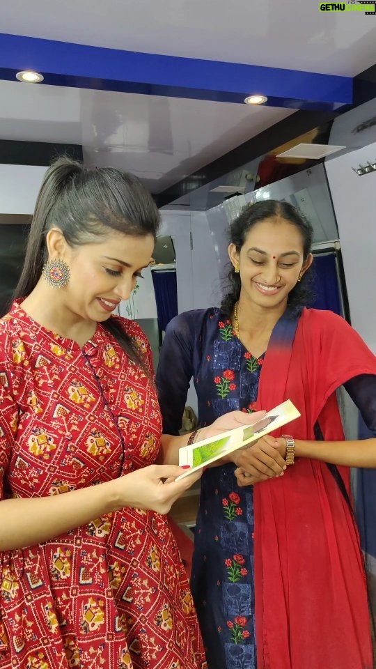 Swetha Changappa Instagram - ಅಭಿಮಾನಕ್ಕೆ ಪುಸ್ತಕ❤️ ಯಾವ್ದೋ ಜನುಮದ ಪುಣ್ಯ ಅನ್ಸುತ್ತೆ❤️🙏🏻 ಅಭಿಮಾನಕ್ಕೆ ,ಪ್ರೀತಿಗೆ ಎಲ್ಲರೂ ಗ್ರೀಟಿಂಗ್ಸ್ ಕಳಿಸ್ತಾರೆ,ಲೆಟರ್ಸ್ ಬರಿತಾರೆ, ವಾಟ್ಸಪ್ ಮೆಸೇಜ್ ಕಳಿಸ್ತಾರೆ , ಫೋನ್ ಮಾಡಿ ಹೇಳ್ತಾರೆ ಆದರೆ ಅಭಿಮಾನಕೋಸ್ಕರ ಪುಸ್ತಕ ಬರೆದಿರೋದು ಅದು ನನ್ನ ಬಗ್ಗೆ🙏🏻🙏🏻🙏🏻.... ಎಲ್ಲೋ ಹುಟ್ಟುತ್ತಿವಿ, ಎಲ್ಲೋ ಬೇಳಿತಿವಿ, ರಕ್ತ ಸಂಬಂಧ ಅಲ್ಲ, ಆದ್ರೂ ಇಷ್ಟೊಂದು ಪ್ರೀತಿ ❤️ ನಿಮ್ಮ ಪ್ರೀತಿಗ ಅಭಿಮಾನಕ್ಕೆ ಹೇಗೆ ಥಾಂಕ್ಸ್ ಹೇಳಬೇಕು ಅಂತ ಗೊತ್ತಾಗುತ್ತಿಲ್ಲ. ❤️🙏🏻 This girl @vasaviakshaybhat. is a well-wisher and admirer and a big fan of me from 20 years and she knows everything about me , and she cherish every moment that I cherish... I happened to meet her last year and I felt the warmth and love that she had .❤️. But I never expected that she would write a BOOK 📚 about her LOVE towards me❤️ This is the bestest gift I have ever got❤️ I feel extremely overwhelmed by this gesture.. the love showerd by u is immense. Thank u so much dear @vasaviakshaybhat for your unlimited support and love. This gives me more strength and energy to keep doing my work better...❤️🙏🏻 ನಿಮ್ಮ ಅಭಿಮಾನಕ್ಕೆ ಪ್ರೀತಿಗೆ ನಾನು ಯಾವಾಗಲೂ ಚಿರಋಣಿ ❤️🙏🏻 I pray God to keep you and family safe. Shower loads of happiness and peace 🙏🏻 Stay blessed always ❤️