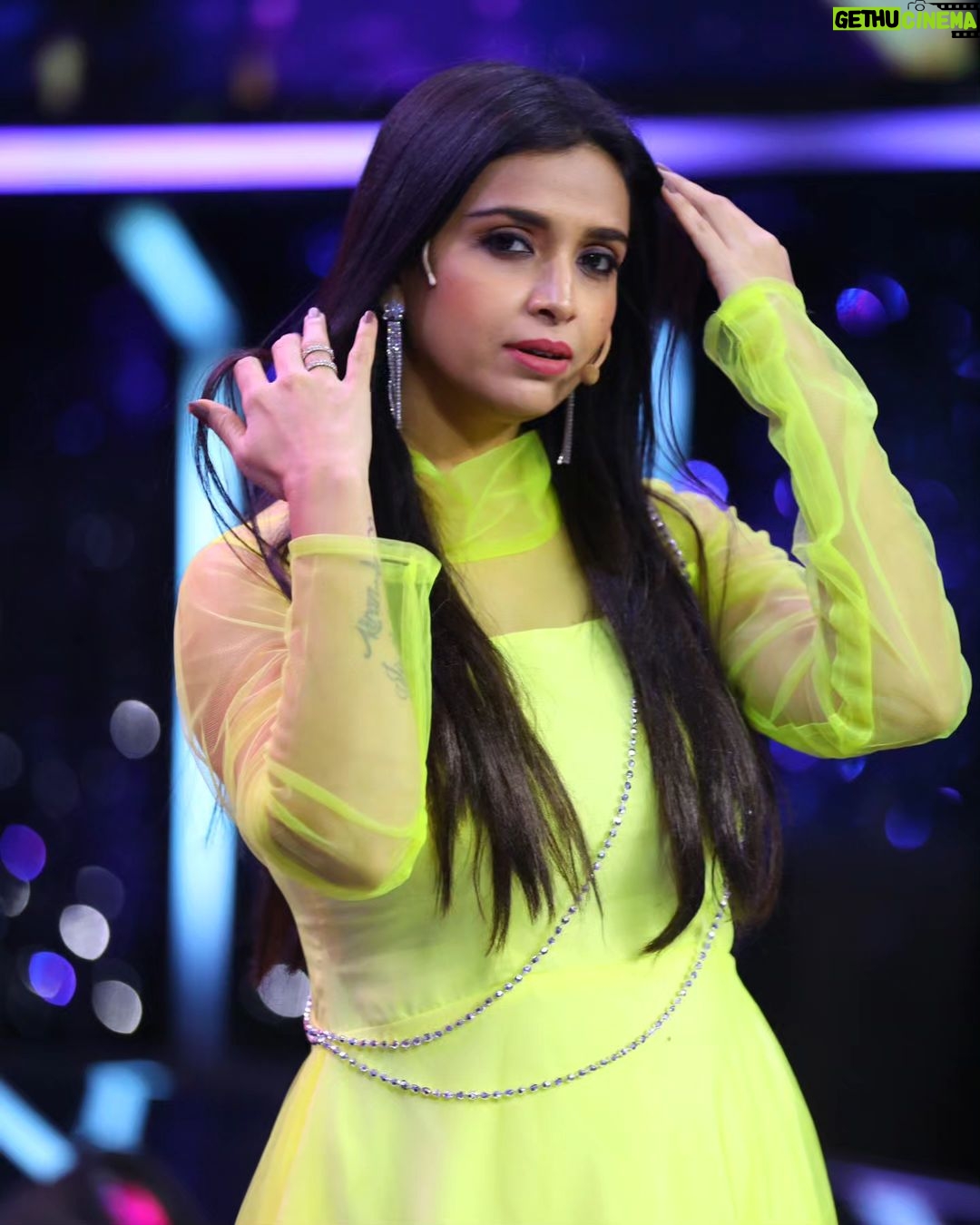 Swetha Changappa Instagram - Glow in neon💛 You don’t wear NEON when you’re in doubt. It’s a deliberate choice. A bold statement.💛 My team behind this look Make up:- @keerthiram28 Outfit:- @yukthi_designs Jewellery:- @rktopknotchstudio Hairstyle:- @kanasu_amstudio Assistant:- @vinoda_b_890 Photography:- @b_h_a_r_a_t_h_photography