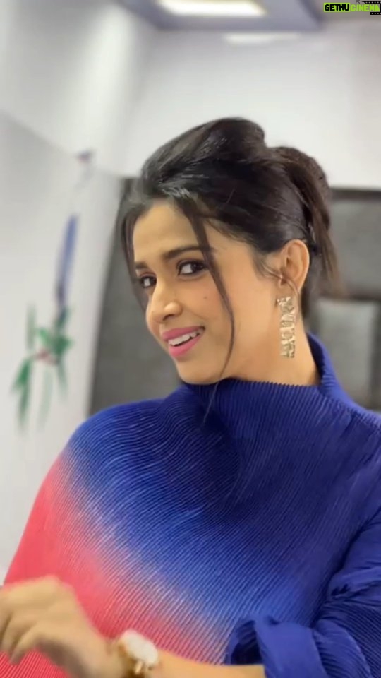 Swetha Changappa Instagram - The process of me getting ready for the episodes of chota champion π I love my beautiful team who is behind my each n every looks which we create for the show Make up:- @keerthiram28 Hair and accessories:- @rktopknotchstudio Outfit:- @yukthi_designs Assistant:- @vinoda_b_890 Photography:- @b_h_a_r_a_t_h_photography