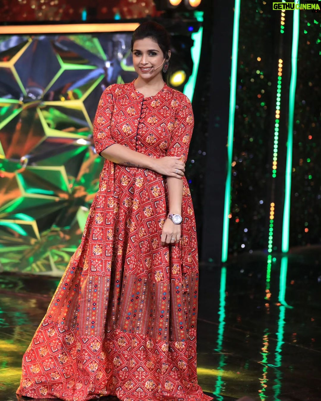 Swetha Changappa Instagram - Life is short ❤️ do things that make you happy. Not happy to put up with, but happy in yourself.❤️ Simple yet Beautiful look created by my beautiful team for chota champion episode.. Make up:- my all time favourite @keerthiram28 Hairstyle:- my new favourite @rashmitha_glamourholic Outfit:- @sowmya_t_gowda Jewellery:- @rktopknotchstudio Assistant:- @vinod_b_890 Photography:- @b_h_a_r_a_t_h_photography