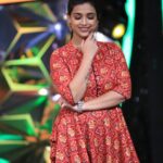 Swetha Changappa Instagram - Life is short ❤️ do things that make you happy. Not happy to put up with, but happy in yourself.❤️ Simple yet Beautiful look created by my beautiful team for chota champion episode.. Make up:- my all time favourite @keerthiram28 Hairstyle:- my new favourite @rashmitha_glamourholic Outfit:- @sowmya_t_gowda Jewellery:- @rktopknotchstudio Assistant:- @vinod_b_890 Photography:- @b_h_a_r_a_t_h_photography