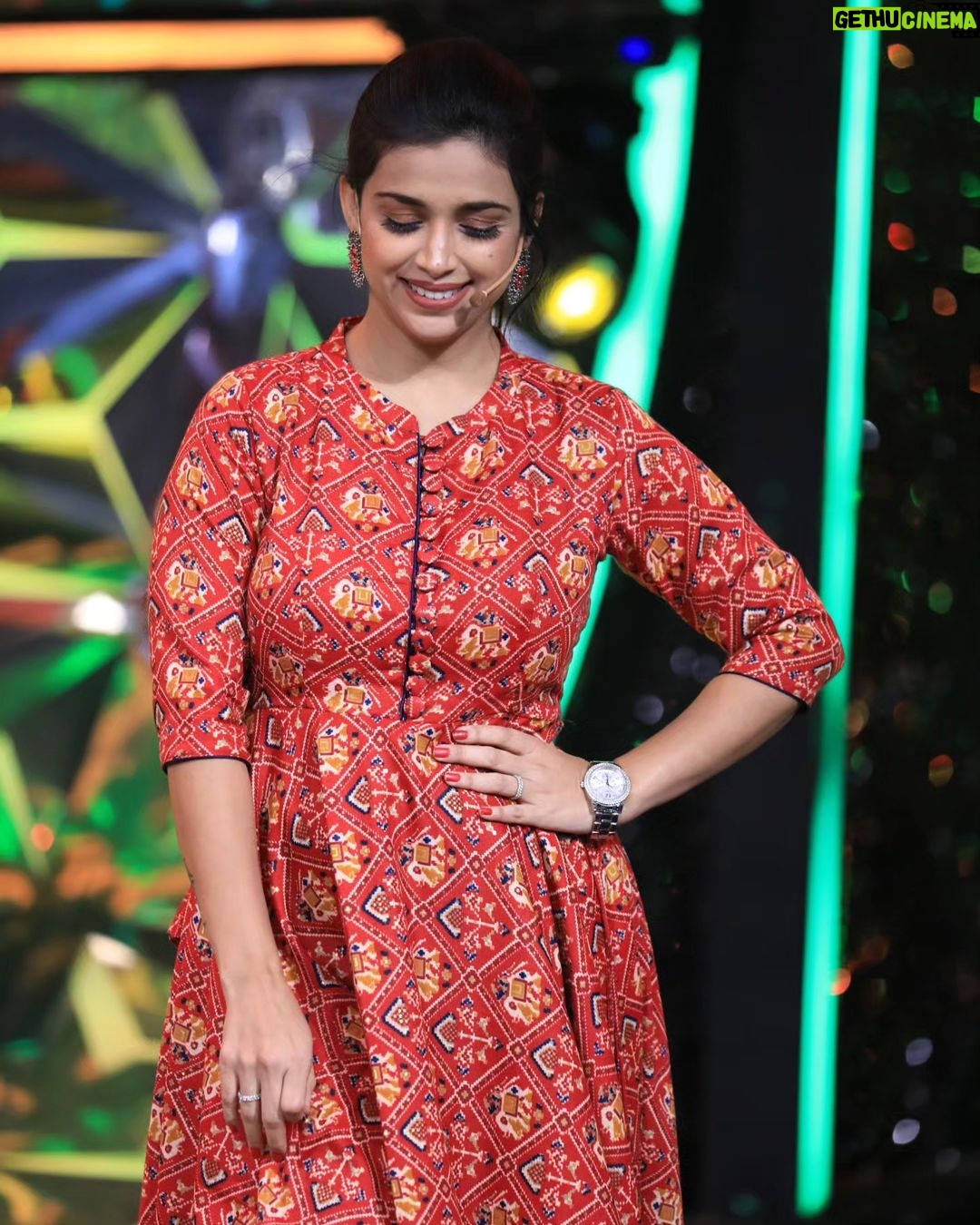 Swetha Changappa Instagram - Life is short ❤️ do things that make you happy. Not happy to put up with, but happy in yourself.❤️ Simple yet Beautiful look created by my beautiful team for chota champion episode.. Make up:- my all time favourite @keerthiram28 Hairstyle:- my new favourite @rashmitha_glamourholic Outfit:- @sowmya_t_gowda Jewellery:- @rktopknotchstudio Assistant:- @vinod_b_890 Photography:- @b_h_a_r_a_t_h_photography
