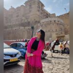 Swetha Changappa Instagram - "Turn your face to the sun and the shadows fall behind you."❤️ One of my best pic from my Jaisalmer trip with loads of memories ❤️ Have a great week ahead all of you. Loads of love ❤️ Jaisalmer Fort