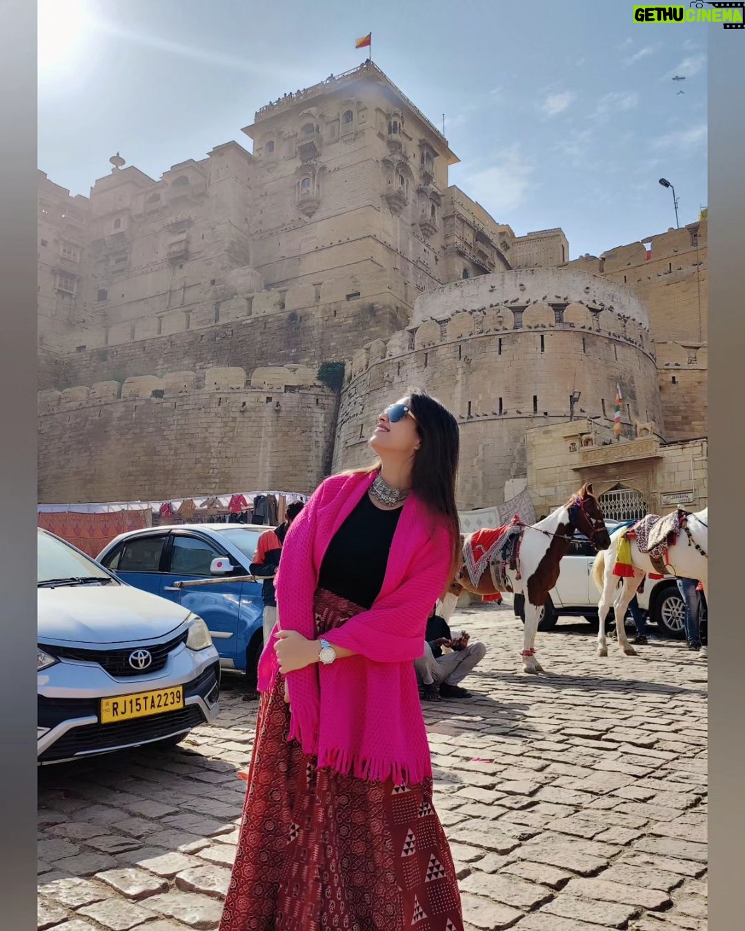 Swetha Changappa Instagram - "Turn your face to the sun and the shadows fall behind you."❤️ One of my best pic from my Jaisalmer trip with loads of memories ❤️ Have a great week ahead all of you. Loads of love ❤️ Jaisalmer Fort