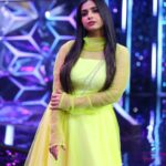Swetha Changappa Instagram – Glow in neon💛
You don’t wear NEON when you’re in doubt. It’s a deliberate choice. A bold statement.💛
My team behind this look
Make up:- @keerthiram28
Outfit:- @yukthi_designs
Jewellery:- @rktopknotchstudio
Hairstyle:- @kanasu_amstudio
Assistant:- @vinoda_b_890
Photography:- @b_h_a_r_a_t_h_photography