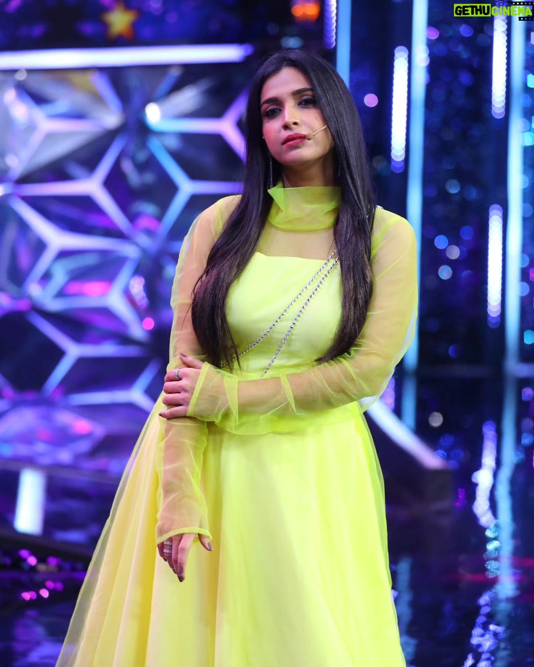 Swetha Changappa Instagram - Glow in neon💛 You don’t wear NEON when you’re in doubt. It’s a deliberate choice. A bold statement.💛 My team behind this look Make up:- @keerthiram28 Outfit:- @yukthi_designs Jewellery:- @rktopknotchstudio Hairstyle:- @kanasu_amstudio Assistant:- @vinoda_b_890 Photography:- @b_h_a_r_a_t_h_photography