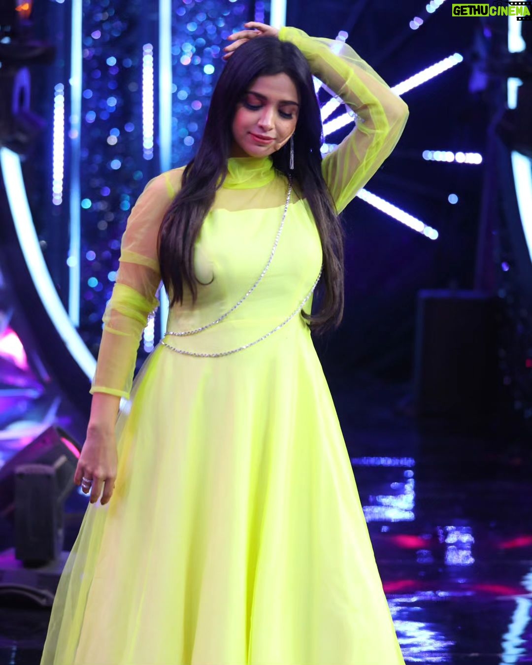 Swetha Changappa Instagram - Glow in neon💛 You don’t wear NEON when you’re in doubt. It’s a deliberate choice. A bold statement.💛 My team behind this look Make up:- @keerthiram28 Outfit:- @yukthi_designs Jewellery:- @rktopknotchstudio Hairstyle:- @kanasu_amstudio Assistant:- @vinoda_b_890 Photography:- @b_h_a_r_a_t_h_photography
