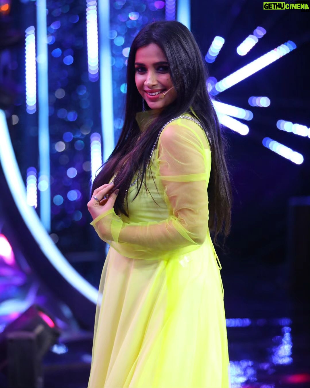 Swetha Changappa Instagram - Glow in neon💛 You don’t wear NEON when you’re in doubt. It’s a deliberate choice. A bold statement.💛 My team behind this look Make up:- @keerthiram28 Outfit:- @yukthi_designs Jewellery:- @rktopknotchstudio Hairstyle:- @kanasu_amstudio Assistant:- @vinoda_b_890 Photography:- @b_h_a_r_a_t_h_photography