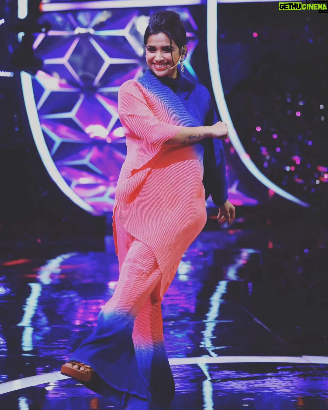 Swetha Changappa Instagram - “Personal style is about a sense of yourself, a sense of what you believe in and wearing what you like.”❤️ My beautiful team behind my this look for chota champion next episode ❤️ Make up:- @keerthiram28 Hair and accessories:- @rktopknotchstudio Outfit:- @yukthi_designs Assistant:- @vinoda_b_890 Photography:- @b_h_a_r_a_t_h_photography