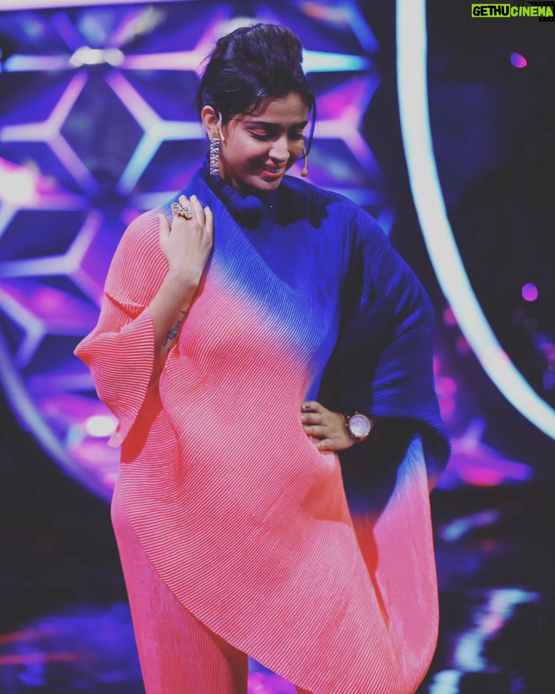 Swetha Changappa Instagram - “Personal style is about a sense of yourself, a sense of what you believe in and wearing what you like.”❤️ My beautiful team behind my this look for chota champion next episode ❤️ Make up:- @keerthiram28 Hair and accessories:- @rktopknotchstudio Outfit:- @yukthi_designs Assistant:- @vinoda_b_890 Photography:- @b_h_a_r_a_t_h_photography