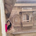 Swetha Changappa Instagram - When i visited the living fort of Jaisalmer ❤️ This is where queens communicate ❤️ This was my second visit to Rajasthan with my friend divya and we have a tremendous memories which is close to my heart ❤️ @thedrapediva ❤️