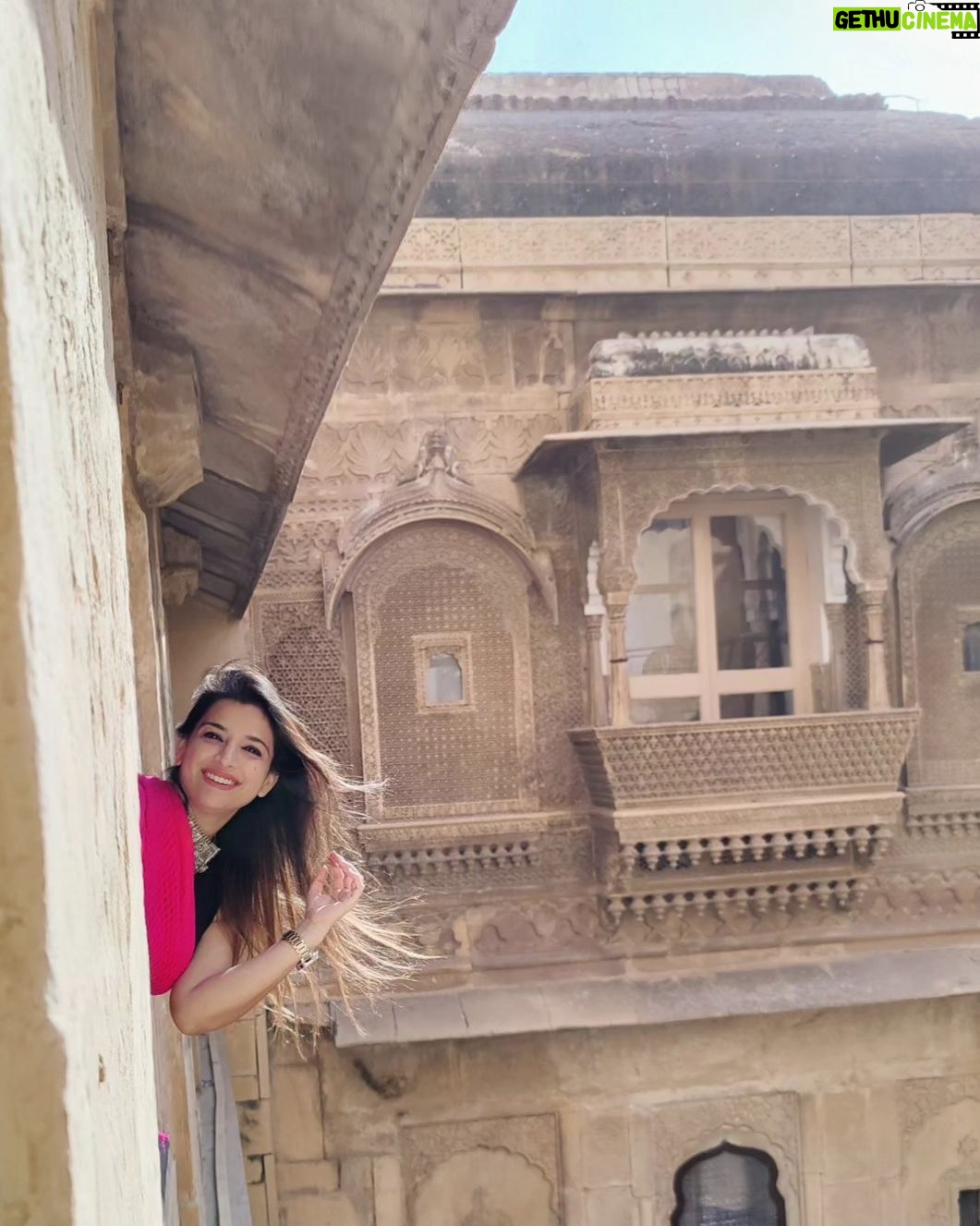 Swetha Changappa Instagram - When i visited the living fort of Jaisalmer ❤️ This is where queens communicate ❤️ This was my second visit to Rajasthan with my friend divya and we have a tremendous memories which is close to my heart ❤️ @thedrapediva ❤️