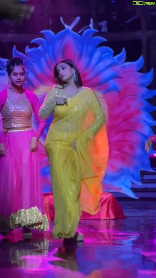 Swetha Changappa Instagram - Dance rehearsals time on stage❤️ One rehersal and one take.🤣 Wearing saree n practicing the dance. Task right? Makeup:- @keerthiram28 Outfit:- @astha_designer_boutique Jewellery:- @velvetboxby Hairstyle:- @hairstyle_by_shashi Assistant:- @vinoda__890 Co - ordination:- @kxsahanaa VC:- @keerthiram28