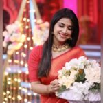Swetha Changappa Instagram – The best jewelry that goes with a saree is a precious smile.❤️

Make up:- @keerthiram28 
Outfit:- @rktopknotchstudio 
Blouse design:- @yukthi_designs 
Jewellery:- @rktopknotchstudio
Hairstyle:- @hairstyle_by_shashi